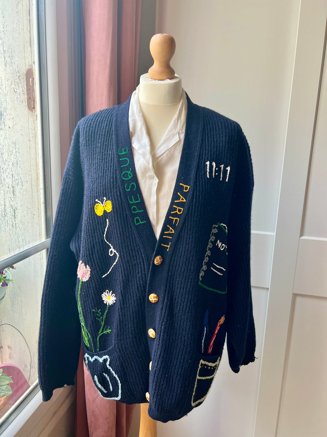 声の日記 ②｜窓辺のお花と、刺繍のカーディガン